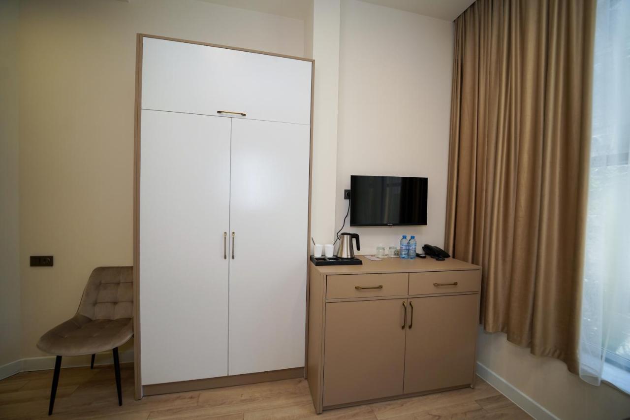 B&M Hotel Jereván Kültér fotó